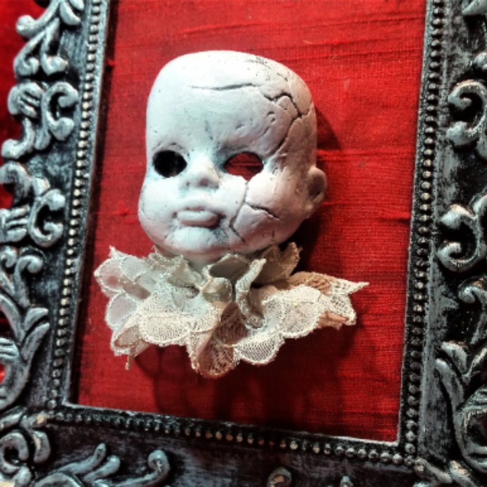 HandMade Frame with hand sculpted and painted clay doll's head. - Picture 6 of 8